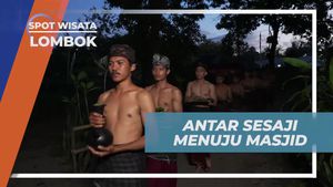Mengantarkan Sesaji ke Masjid Desa Bayan Lombok dalam Tradisi Adat