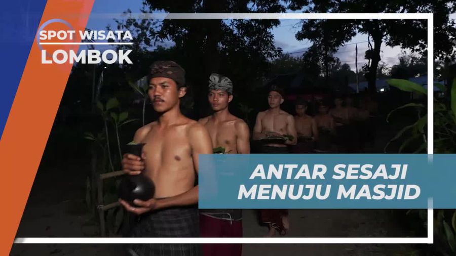 Mengantarkan Sesaji ke Masjid Desa Bayan Lombok dalam Tradisi Adat