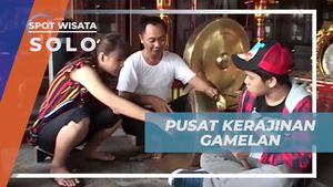 Mencoba Memainkan Alat Musik Gamelan di Alun-Alun Solo Jawa Tengah