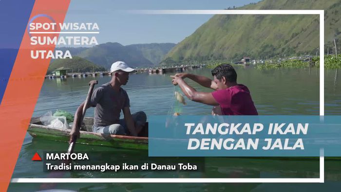Menggunakan Jala Menangkap Ikan di Danau Toba Sumatera Utara