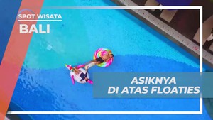 Bersantai di Atas Floaties yang Menyegarkan di Bali