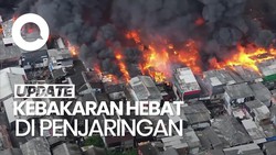 Video Kebakaran Hebat Landa Kawasan Padat Penduduk di Penjaringan