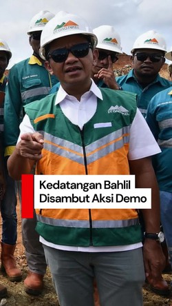 Video: Bahlil Diteriaki Penipu oleh Massa di Bandara DEO Sorong