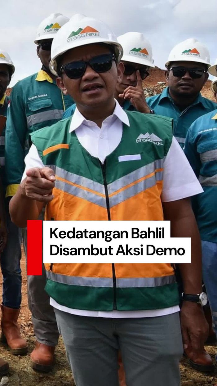 Video: Bahlil Diteriaki Penipu oleh Massa di Bandara DEO Sorong