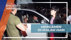 Melakukan Pertunjukan Ngamen di Malam Hari Makassar
