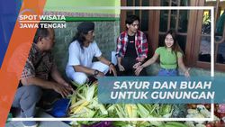 Menyusun Sayur dan Buah untuk Gunungan Grebeg Besar di Demak