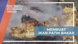 Memanggang Ikan Patin Bakar di Atas Rumah Apung Desa Hajak, Kalimantan Tengah