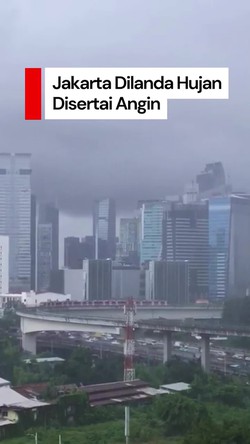 Video: Jakarta Dilanda Hujan Disertai Angin Kencang Siang Ini