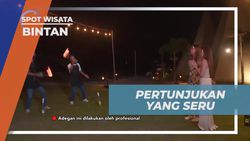 Menyaksikan Pertunjukan Juggling Fire Setelah Makan Malam di Bintan