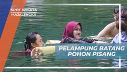 Menggunakan Pelampung Alami dari Pohon Pisang di Telaga Biru Nila Majalengka