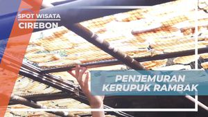 Menjemur Kerupuk Rambak di Bawah Terik Matahari Cirebon