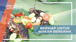 Menyiapkan Makanan Tradisional Bersama di Majalengka