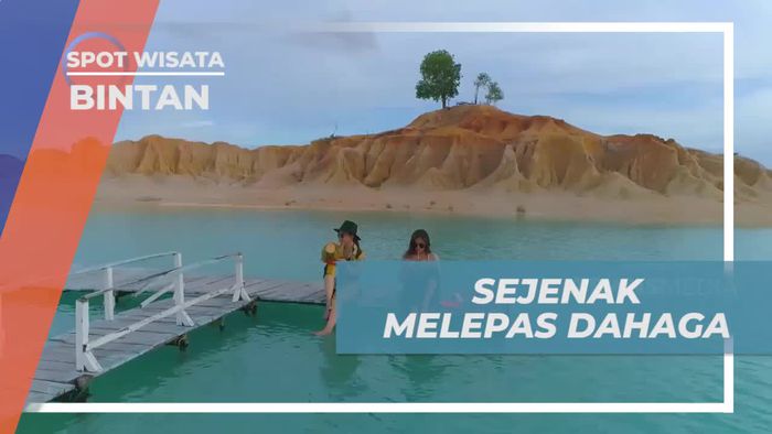 Menikmati Kesegaran Air Kelapa di Telaga Biru Bintan