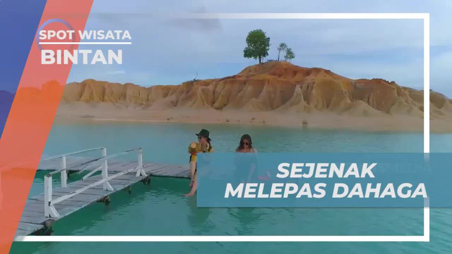 Menikmati Kesegaran Air Kelapa di Telaga Biru Bintan