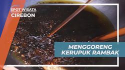 Menggoreng Kerupuk Rambak Hingga Mengembang di Cirebon