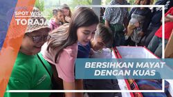 Melakukan Pembersihan Jenazah dengan Kuas dalam Tradisi MaNene Toraja