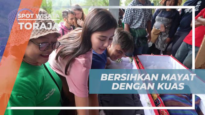 Melakukan Pembersihan Jenazah dengan Kuas dalam Tradisi MaNene Toraja