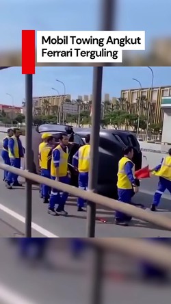Video: Mobil Towing Angkut Ferrari Terguling di Tol Cengkareng 