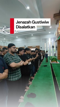 Video: Momen Jenazah Musisi Gustiwiw Disalatkan