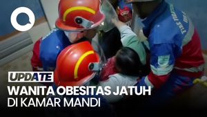 Video: Momen Damkar Jambi Evakuasi Wanita Obesitas Jatuh di Kamar Mandi  