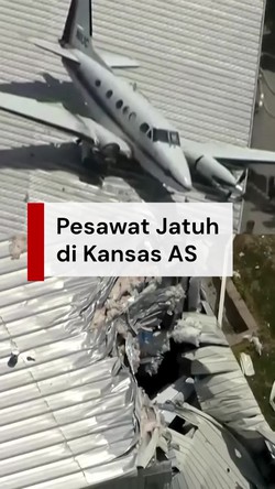 Video Pesawat Jatuh di Kansas AS, Nangkring di Atap Bandara