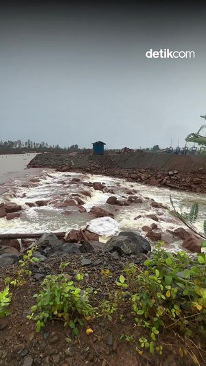 Video: Melihat Kolam Super Gede di Area Tambang