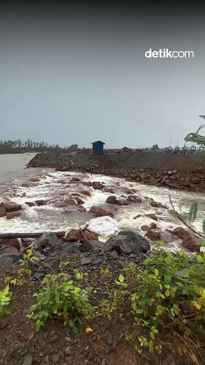 Video: Melihat Kolam Super Gede di Area Tambang