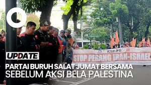 Video: Massa Buruh Salat Jumat di Depan Gedung PBB Sebelum Gelar Aksi