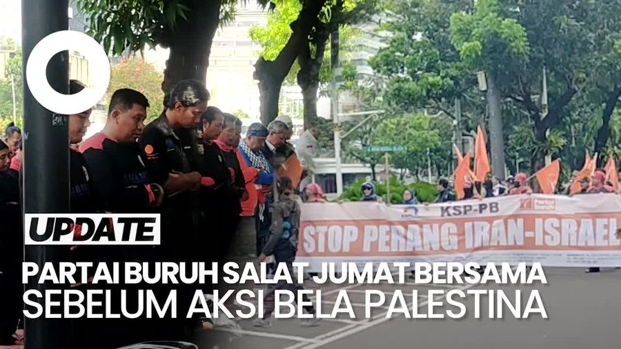 Video: Massa Buruh Salat Jumat di Depan Gedung PBB Sebelum Gelar Aksi
