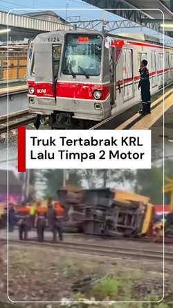 Video: Truk Tertabrak KRL Lalu Timpa Dua Motor di Tangerang