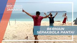 Mengikuti Permainan Sepak Bola di Pantai Pulau Perak, Jakarta  