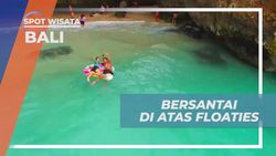 Bersantai di Atas Floaties di Pantai Suluban Bali