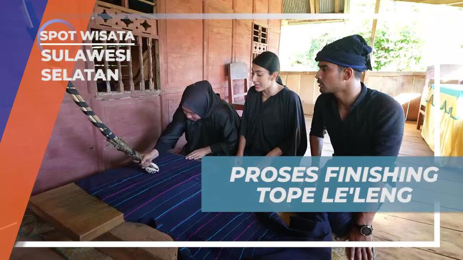 Menggosok Kain Tope Leleng dengan Alat Tradisional di Sulawesi Selatan