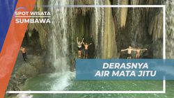 Menyusuri Dinding Air Terjun Mata Jitu yang Deras di Sumbawa  