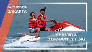 Bermain Jet Ski di Perairan Pulau Semut, Jakarta  