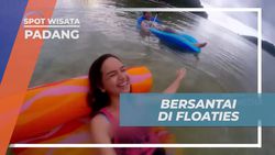 Bersantai Menggunakan Floaties dan Menikmati Suasana Laut di Pantai Swarnadwipa, Padang
