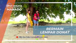 Melakukan Permainan Lempar Donat di Pantai, Manado  