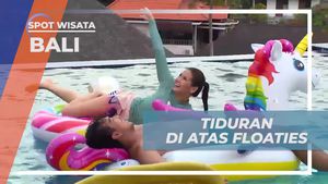 Bersantai di Atas Floaties dan Menikmati Pemandangan Indah di Kolam Bali
