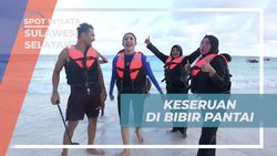 Bersantai dan Bercerita di Bibir Pantai Setelah Bermain Banana Boat, Sulawesi Selatan  