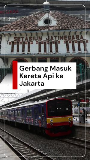 Video St Jatinegara: Titik Nadi Perkeretaapian-Gerbang Masuk KA ke Jakarta