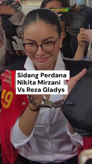 Video Nikita Mirzani Tiba di PN Jaksel dengan Tangan Diborgol 