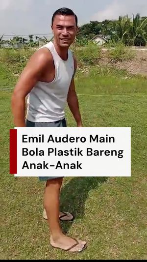 Video: Emil Audero Main Bola Plastik Bareng Anak-anak di Lombok