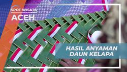 Memasang Anyaman Daun Kelapa di Gapura Desa Gampong Nusa Aceh  
