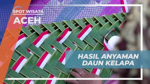 Memasang Anyaman Daun Kelapa di Gapura Desa Gampong Nusa Aceh  