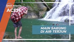 Menghadirkan Sensasi Melompat dari Batu dengan Sarung di Air Terjun Aceh  
