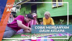 Menganyam Daun Kelapa Bersama Warga untuk Memperingati Kemerdekaan di Aceh 
