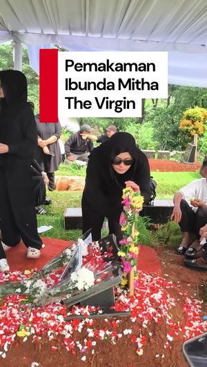 Video: Momen Pemakaman Ibunda Mitha The Virgin