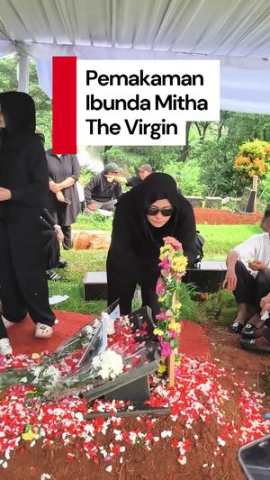 Video: Suasana Pemakaman Ibunda Mita The Virgin