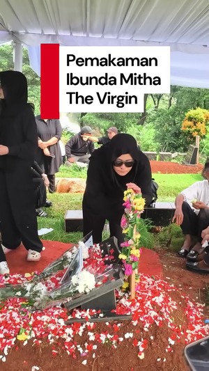 Video: Suasana Pemakaman Ibunda Mita The Virgin