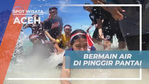 Bermain Air dan Bersenda Gurau di Pantai Pasir Putih Aceh untuk Mengakhiri Perayaan Kemerdekaan  